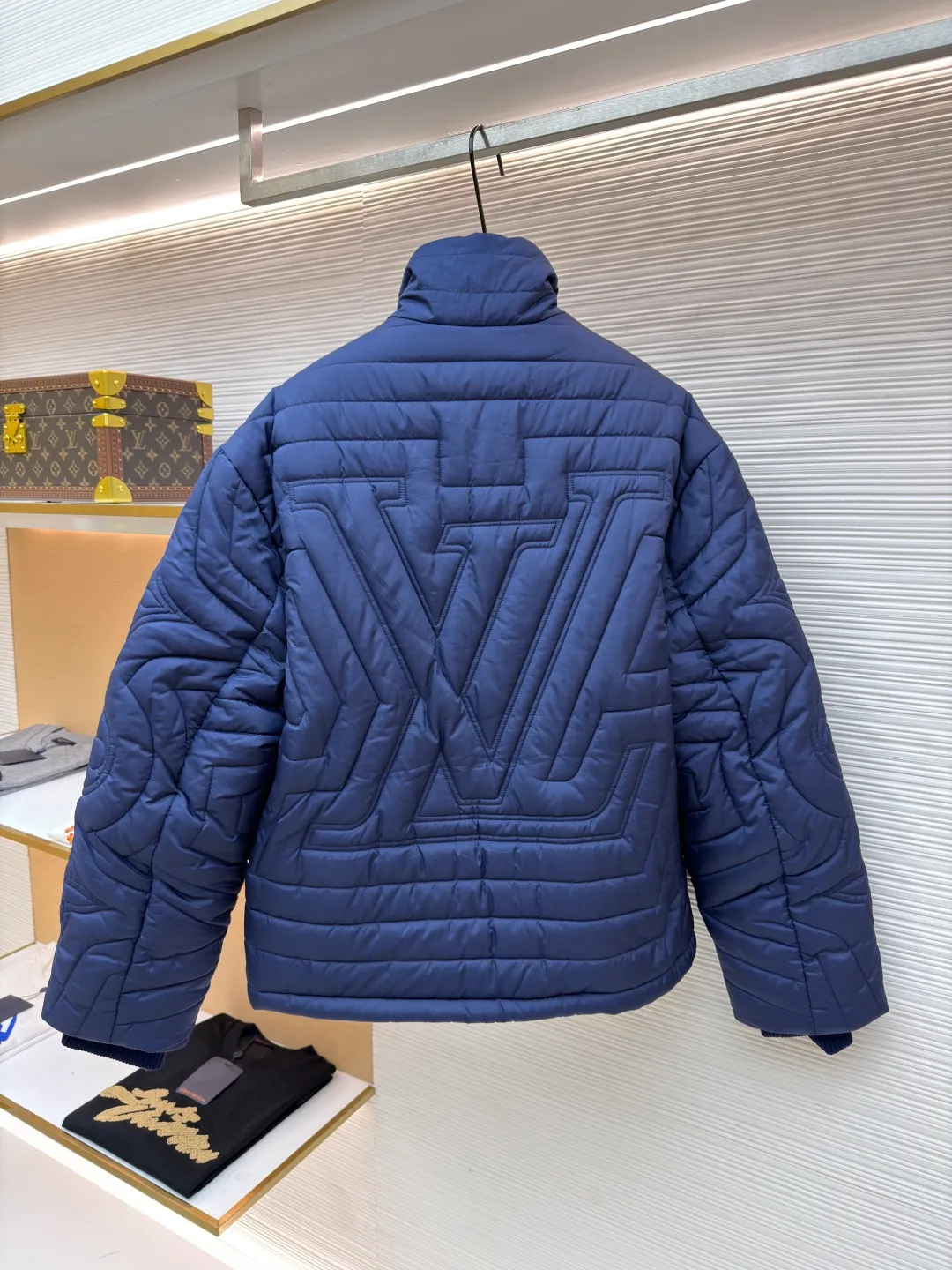 LOUIS VUITTON stand collar cotton jacket ●Item number: 1681221-D15 ●Material: down fabric ●Technology: embroidery production ●Color: blue ●Version: fitted version ●Weight: about 970 grams ●Size: S-M-L-XL ●Description: This diamond-shaped pattern is designed with gusseted cotton. It feels very comfortable. It is not only warm but also classy. The button-type opening and closing can highlight your temperament. The upper body is fashionable and versatile, suitable for various daily wear. It is one of the must-have items in winter. The overall wiring is straight and delicate, the fabric is comfortable and soft, and the color is consistent without color difference. It can be matched with the same style to create a fashionable look and control various occasions. Customized accessories, complete with three standards, same style for men and women!